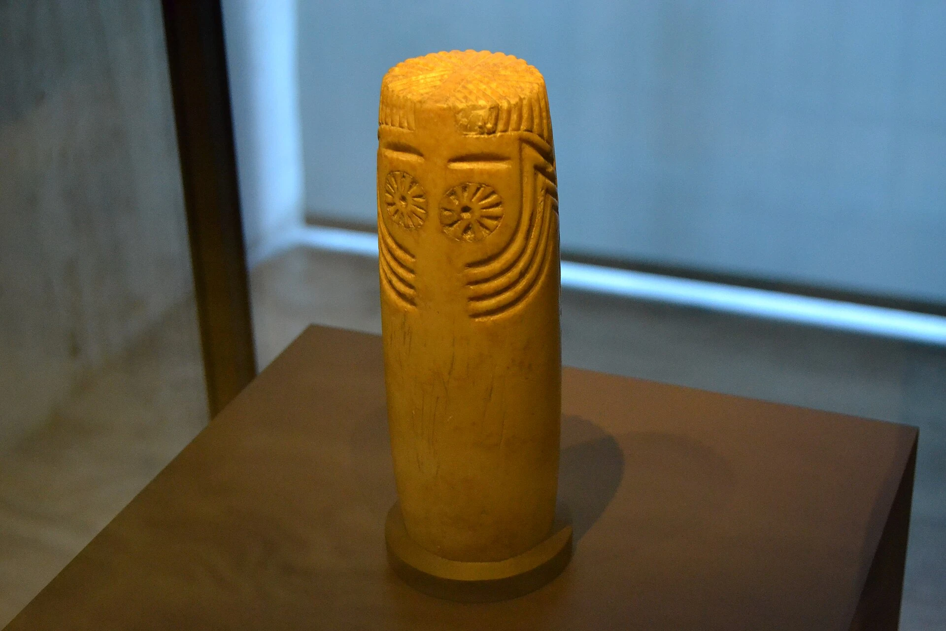 Ídolo oculado de la Edad del Bronce, figura de piedra con ojos grabados de forma esquemática.